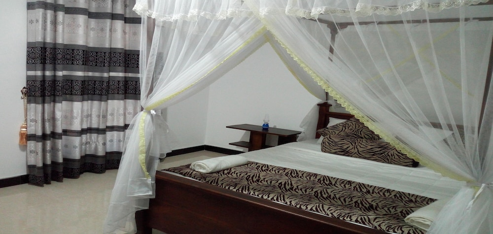ROOM, DOUBLE BED, PRIVATE BATHROOM, GROUND FLOOR