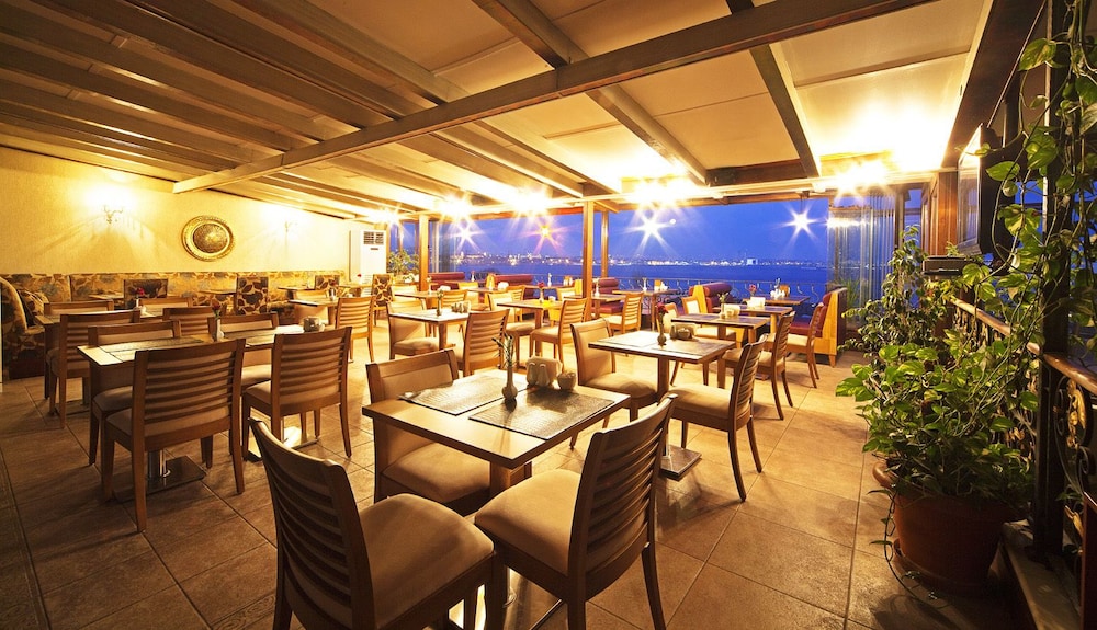 Triton Hotel 48/60