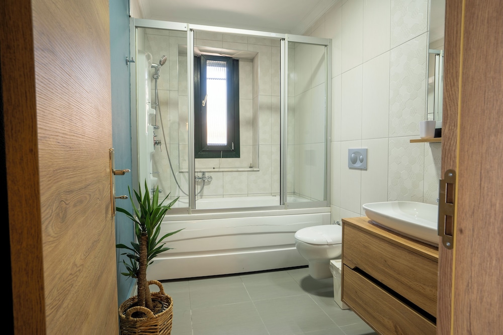 غرفة ملكية بسرير مزدوج بإطلالة على البحر مع أريكة، Villa Marine Apart Hotel 5/5