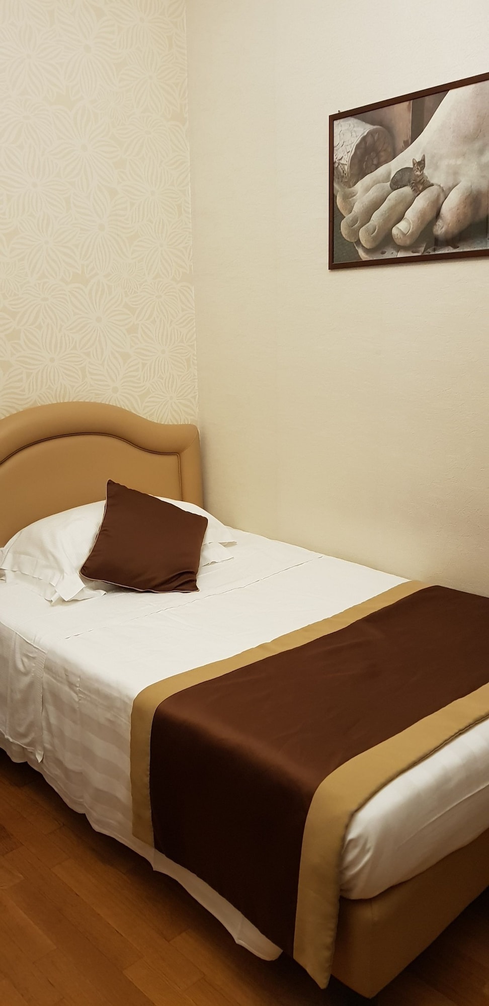 ROOM, SINGLE