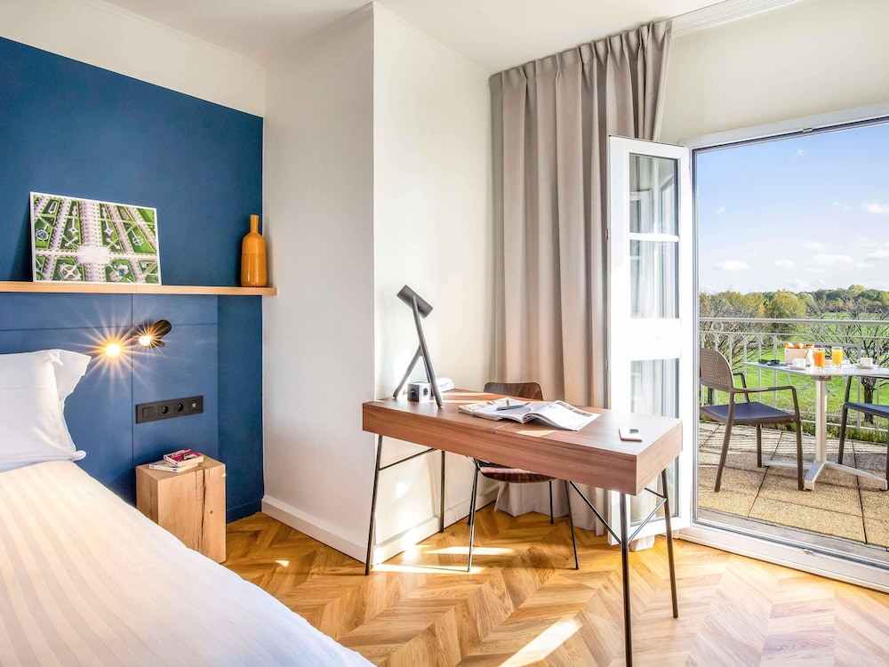 غرفة بريفيليج بسرير مزدوج بشرفة، Hotel Mercure Chantilly Resort & Conventions 3/6