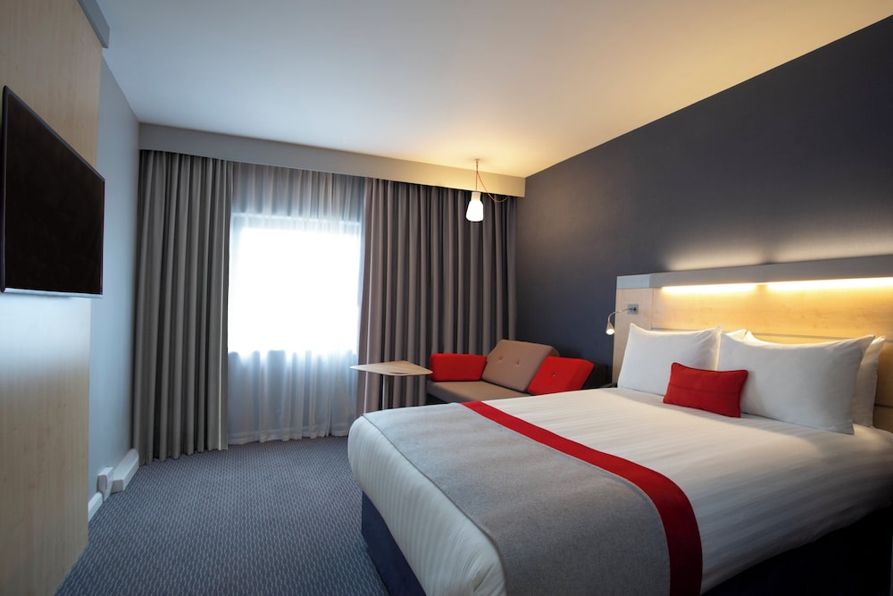 Holiday Inn Express Cheltenham 21/58