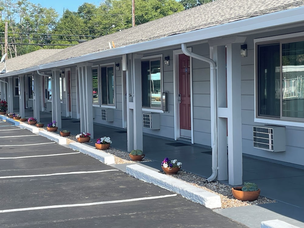 Lark Motel 41/53