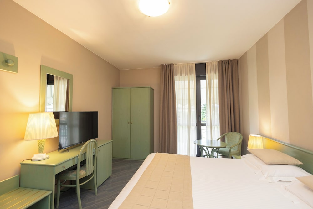 ROOM, TRIPLE