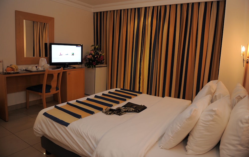 MINA HOTEL 30/65