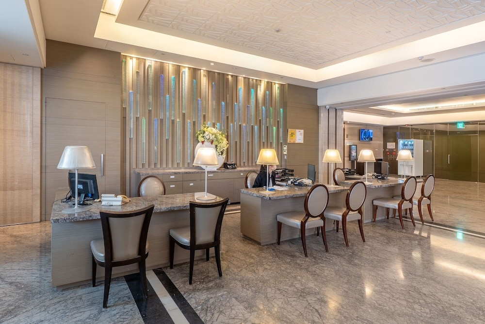 CHECK inn SELECT Taichung Dadun 30/48
