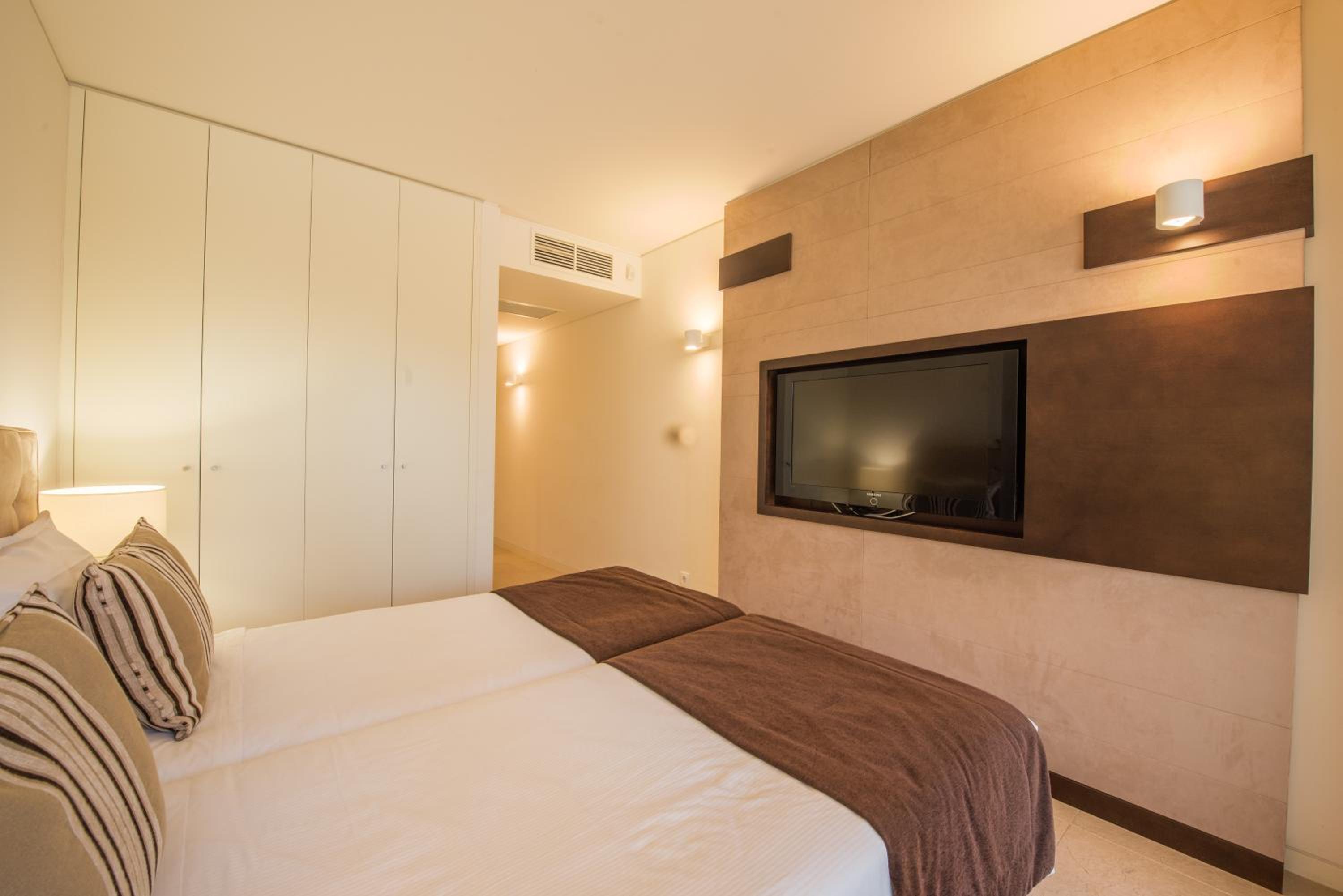 3 Bedrooms, Apartment