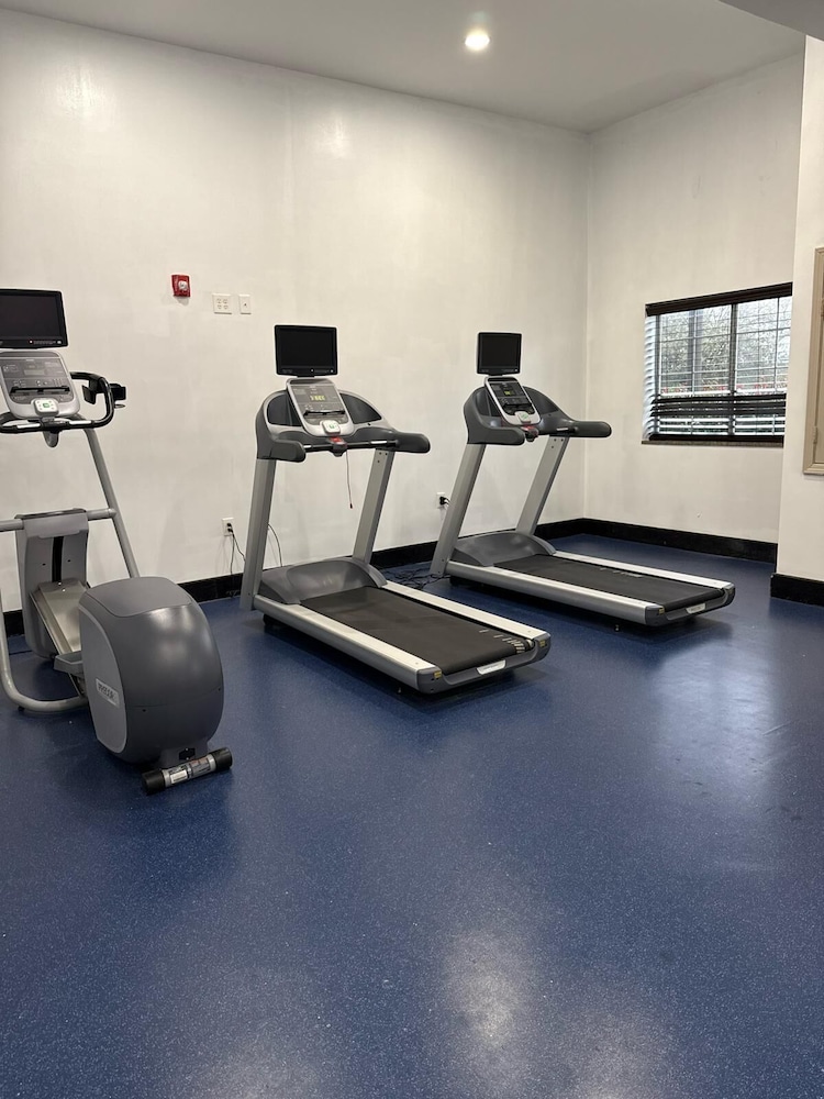 Fairfield Inn and Suites by Marriott North Spring 14/27