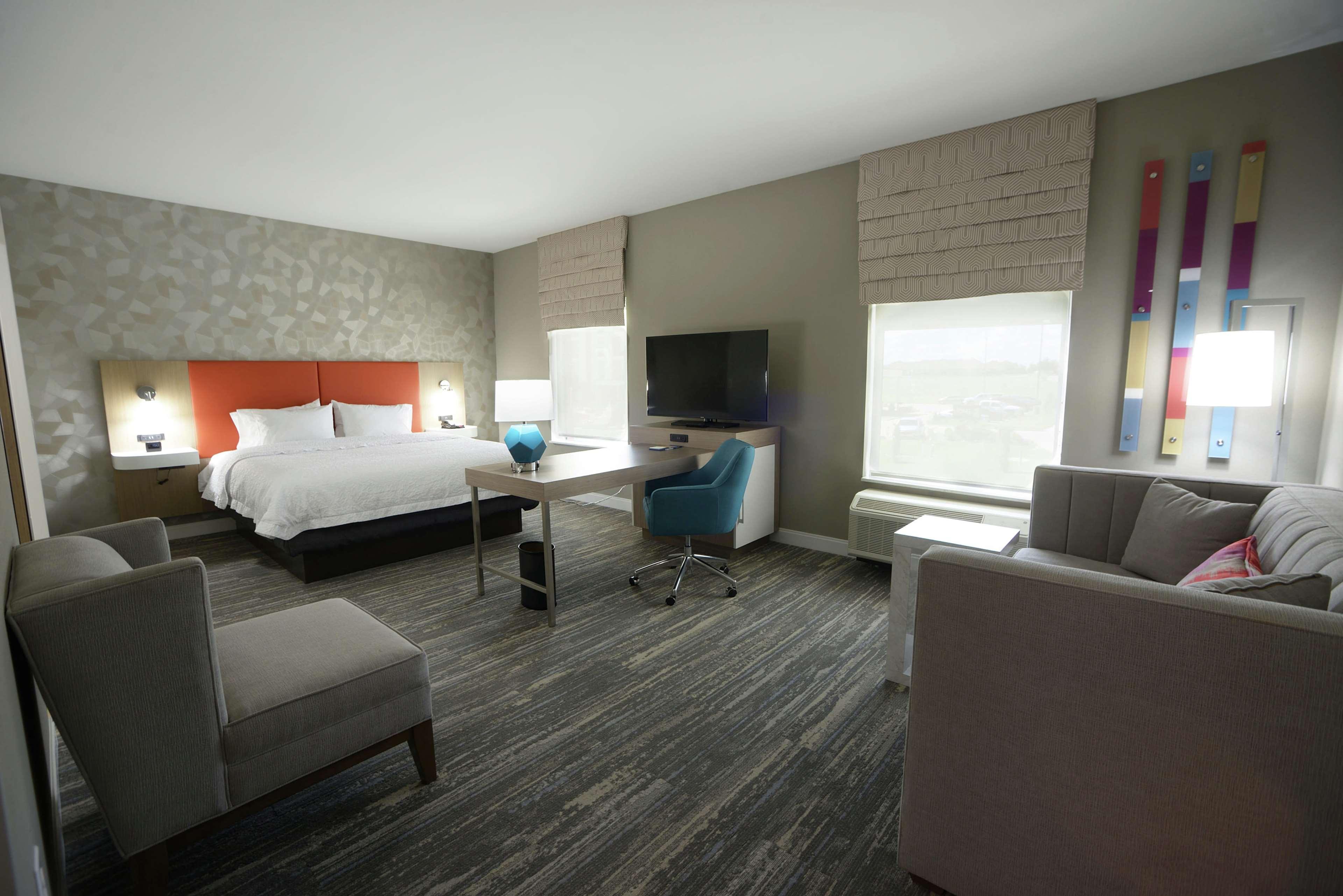 STUDIO, SUITE, KING BED