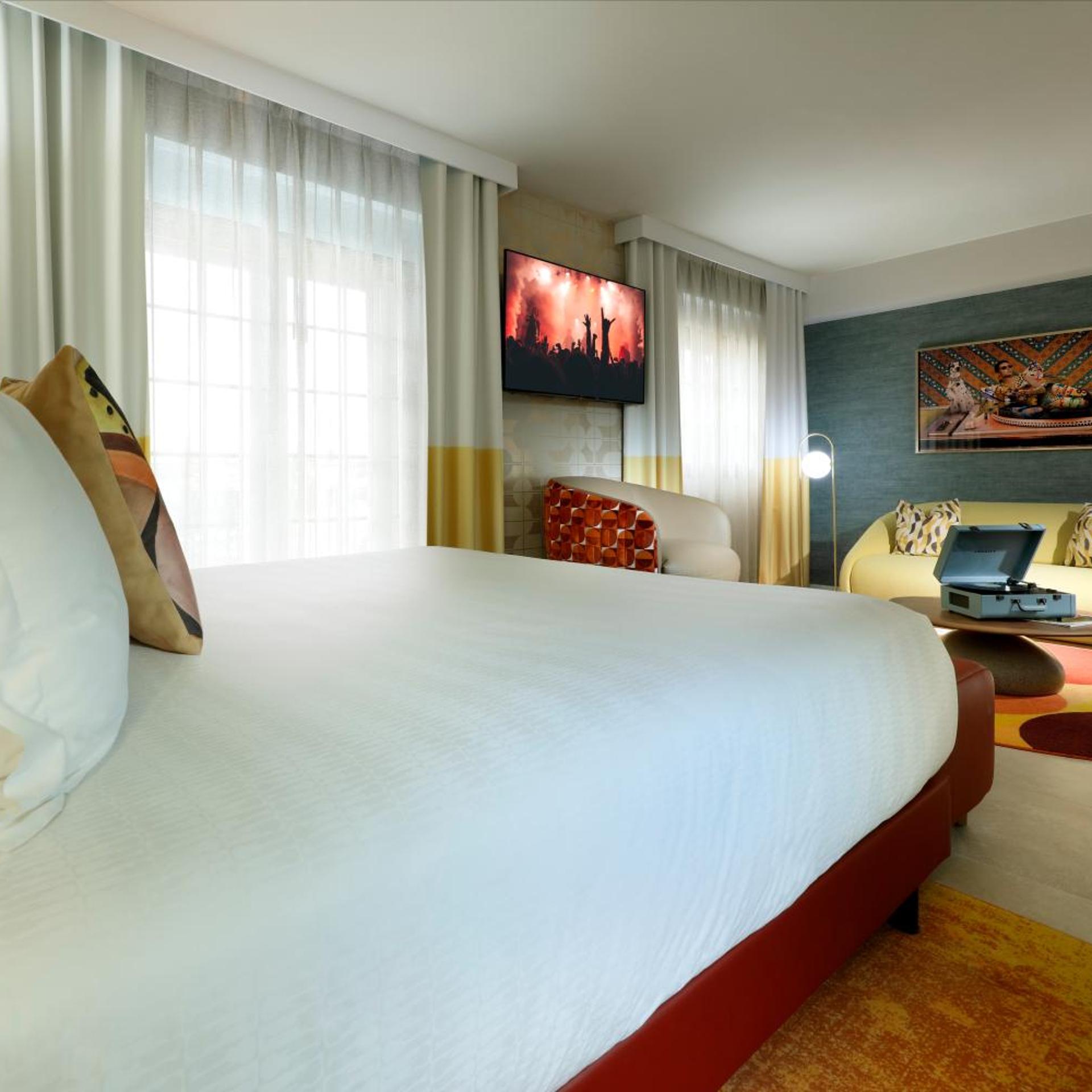 Studio, King Bed, Pool View