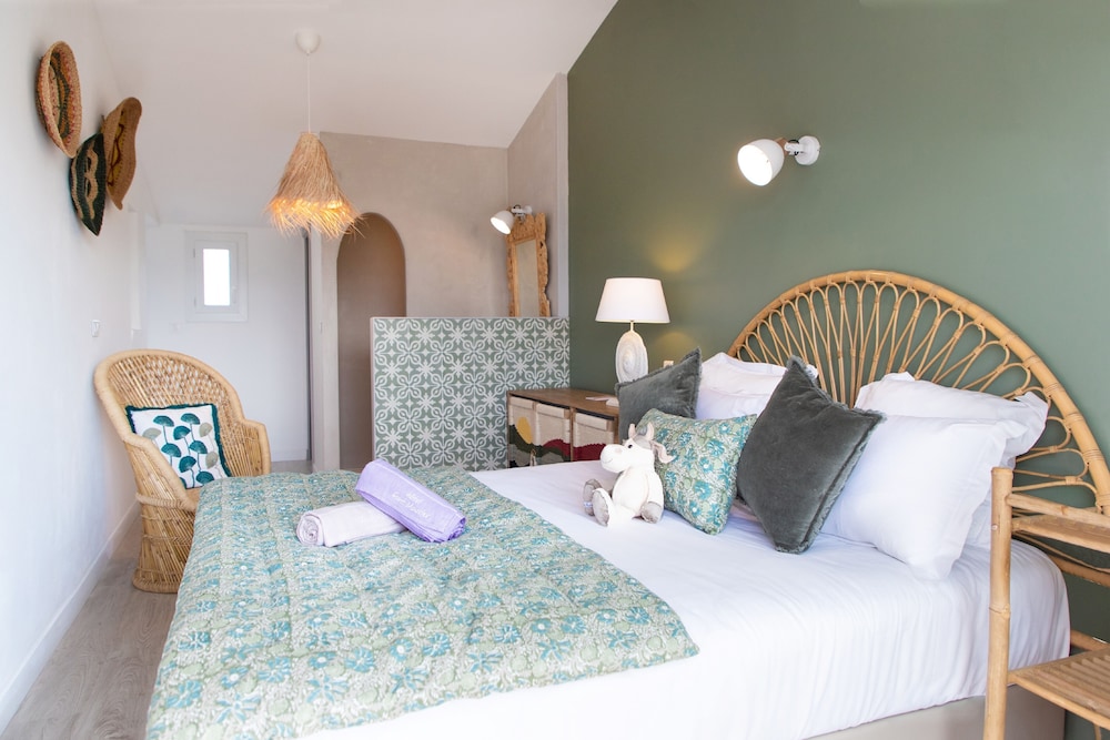 Petite, Queen Bed