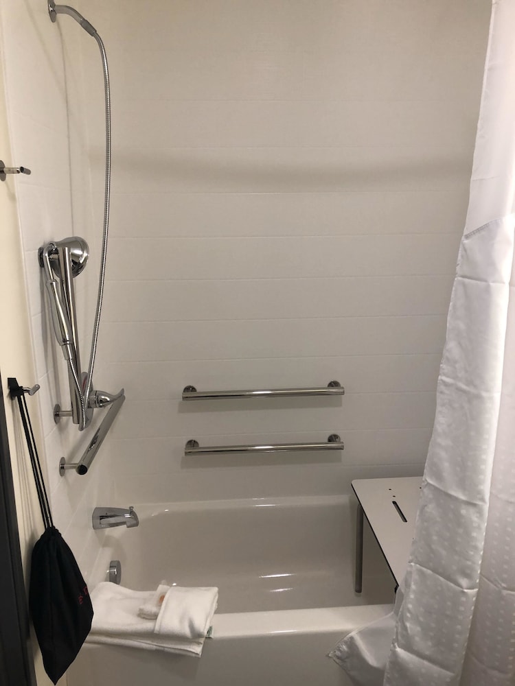 Holiday Inn & Suites Mount Pleasant 10/64
