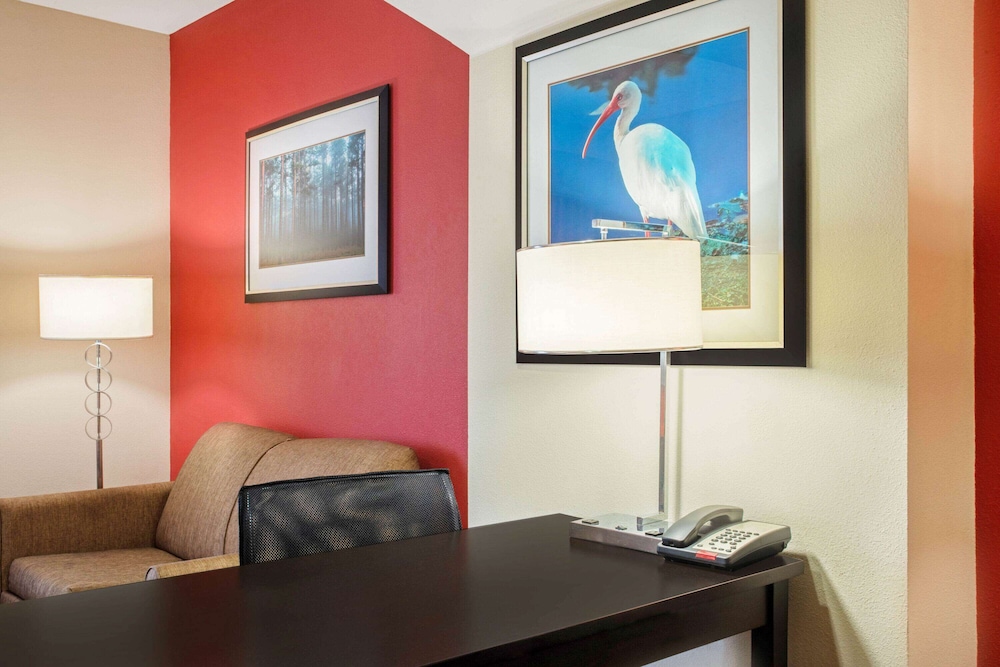 La Quinta Inn & Suites by Wyndham Leesville Ft. Polk 36/50