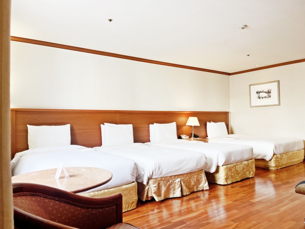 غرفة رباعية بأربعة أسرّة، Sejong Hotel 2/9