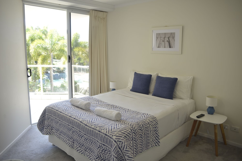 SEACHANGE COOLUM BEACH 27/76