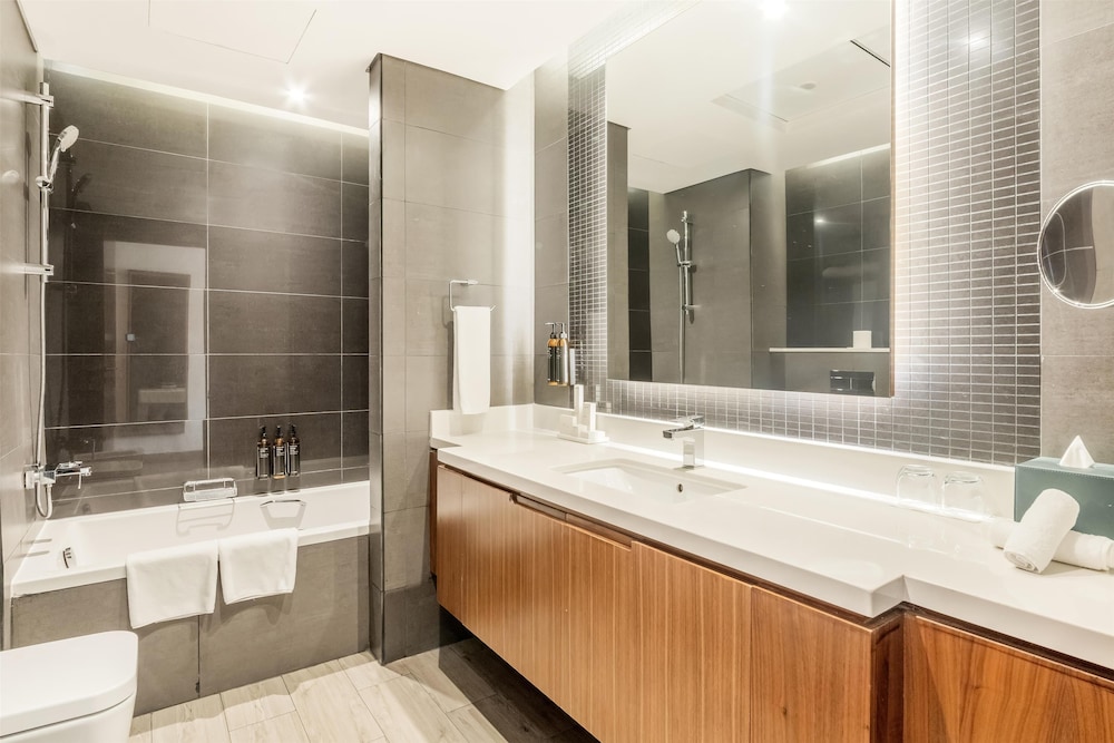 Radisson Blu Dubai Canal View 74/75