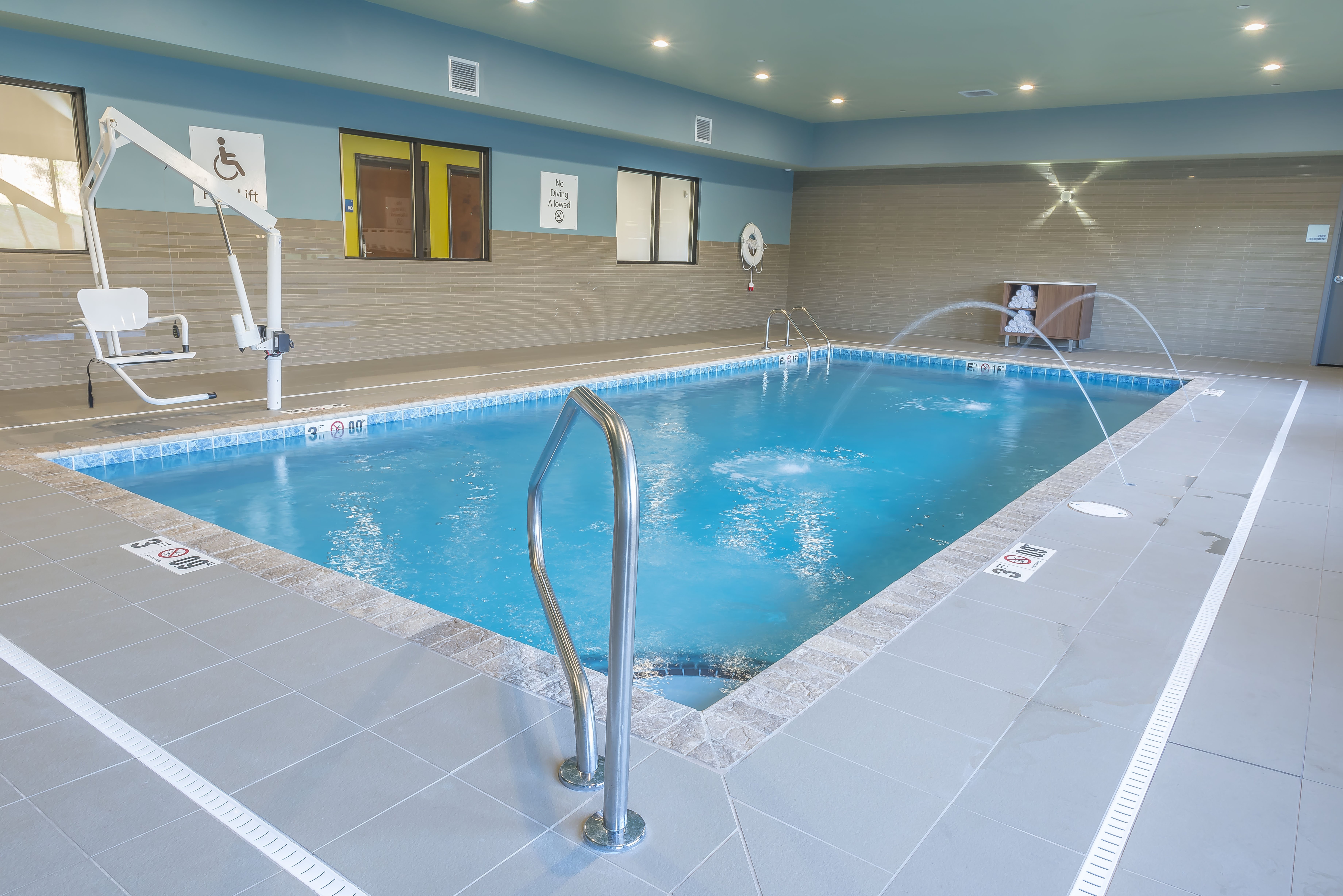 Holiday Inn Express Suites Clarion 13/22