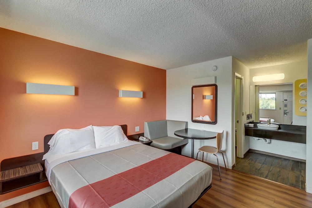 غرفة ديلوكس بسرير كينج لذوي الإعاقة، Motel6 Berea, KY 3/7