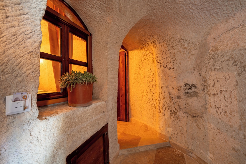 Mysterious Cave Suites 24/50