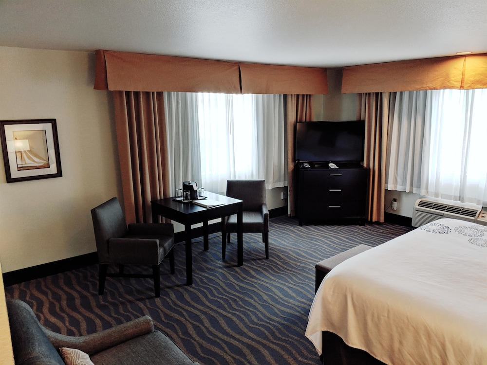 Best Western Plus Edmonds Harbor Inn 18/40