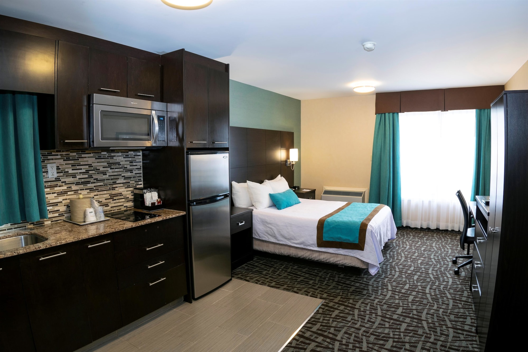 غرفة بريميوم بسرير كوين بمطبخ صغير، Best Western Plus Barrie 2/3