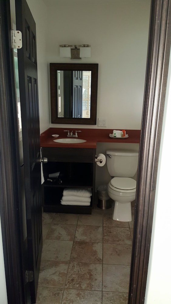 Malibu Country Inn 49/50