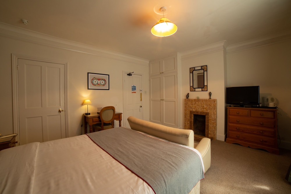 FINES BAYLIWICK HOTEL 1/28