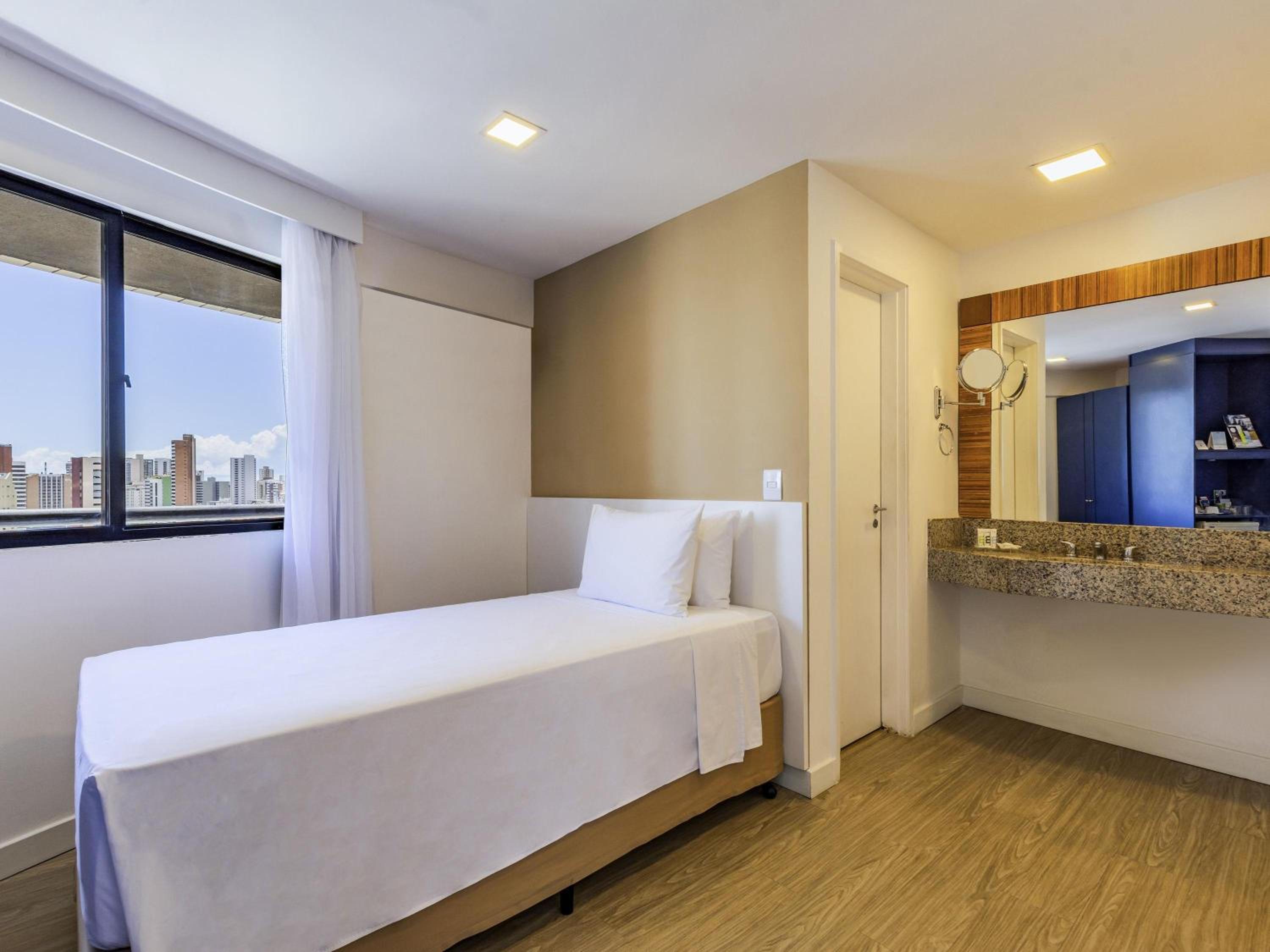 SUITE, SINGLE BED, QUEEN BED, BALCONY