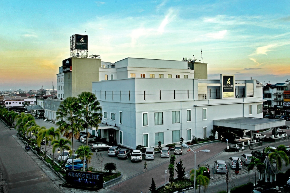 Grand Elite Hotel Pekanbaru 1/32