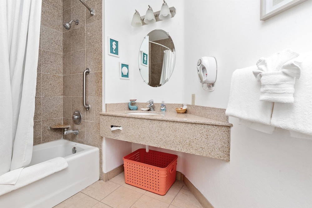 Beach House Inn & Suites 47/50