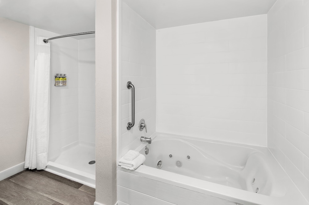 Holiday Inn Express Hotel And Suites Greenville I 85 Woodruff Rd 70/72