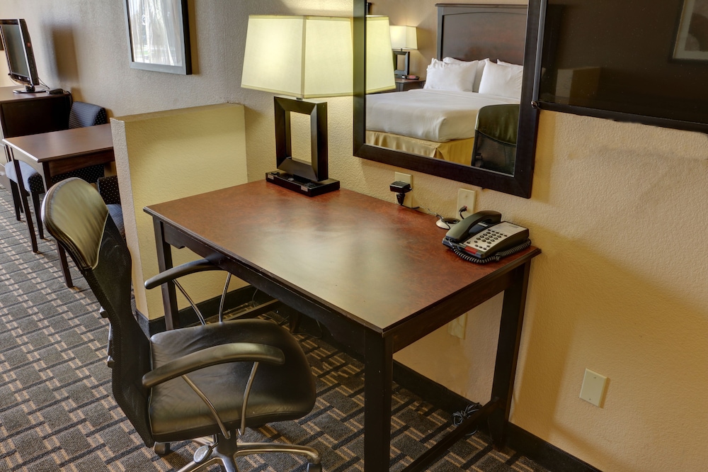 Holiday Inn Express Hotel & Suites Texarkana East 52/54