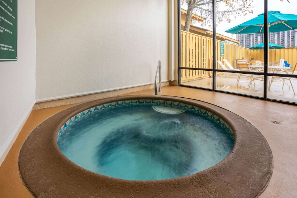 La Quinta Inn & Suites by Wyndham Seattle Sea-Tac Airport 24/48