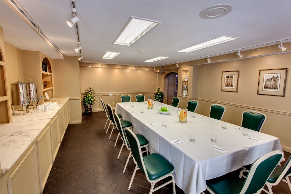 Dauphine Orleans Hotel 46/60