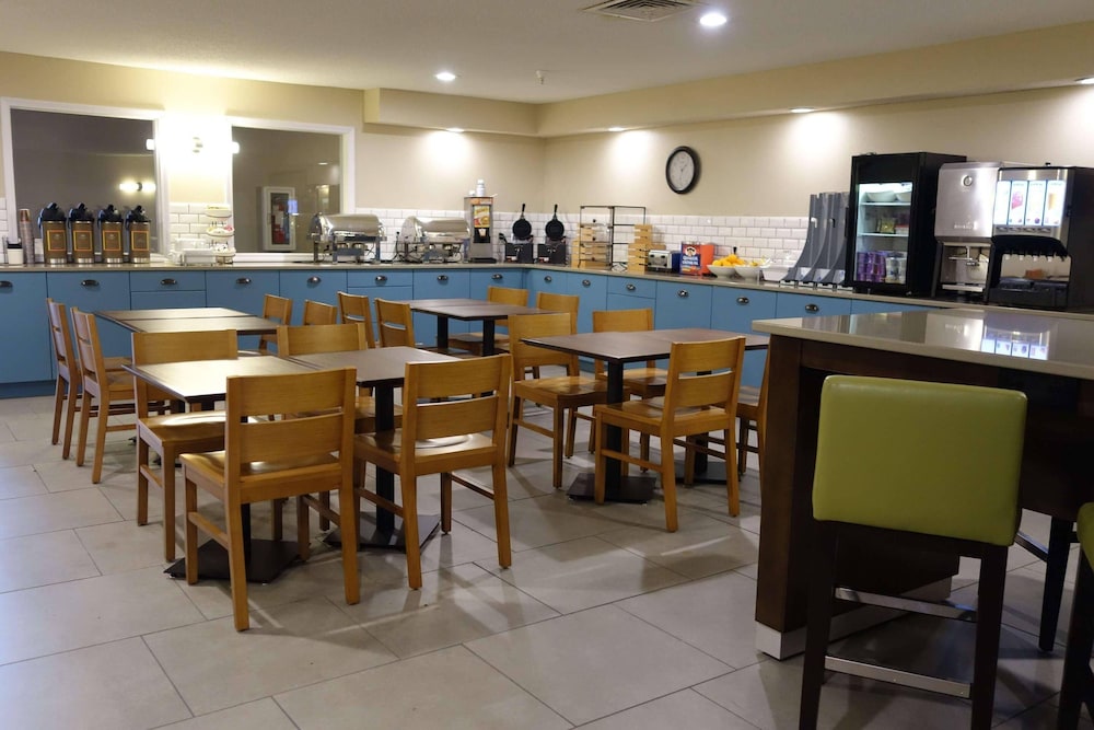 Country Inn & Suites By Radisson, Ankeny, IA 31/40