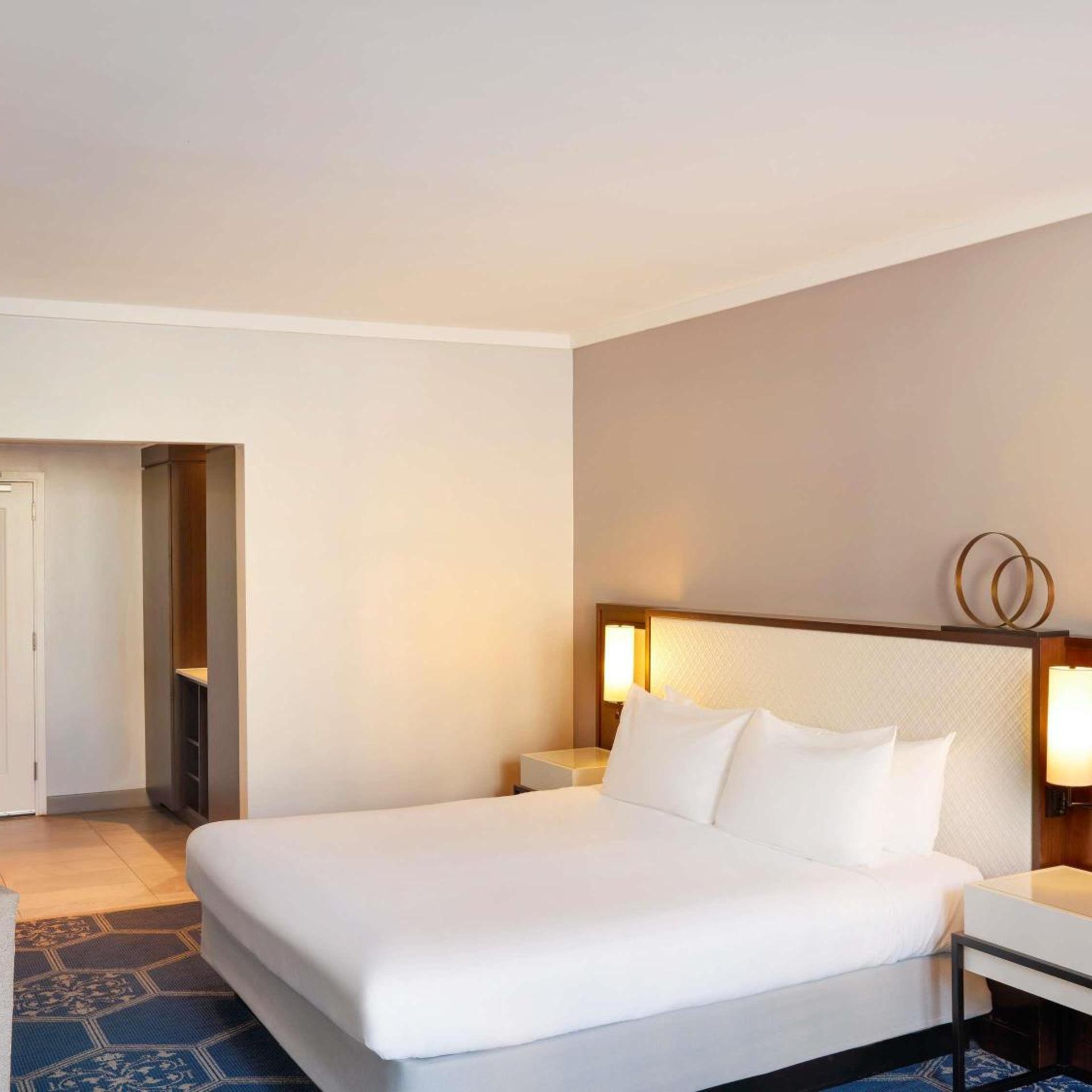 Fairmont, Queen Bed, Patio
