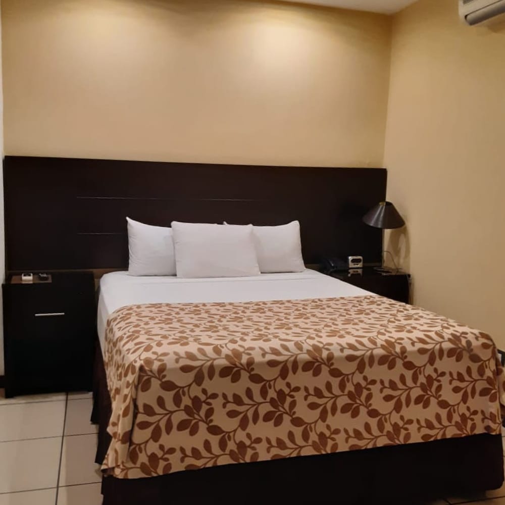 VILLA FLORENCIA ZONA ROSA 24/71