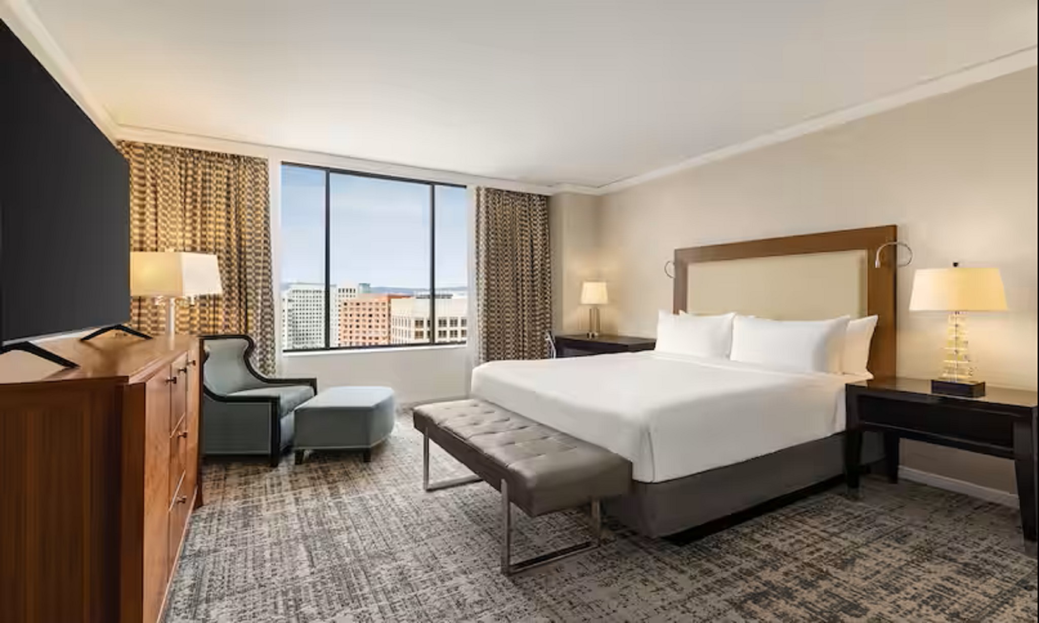International, Suite, King Bed, Parlor