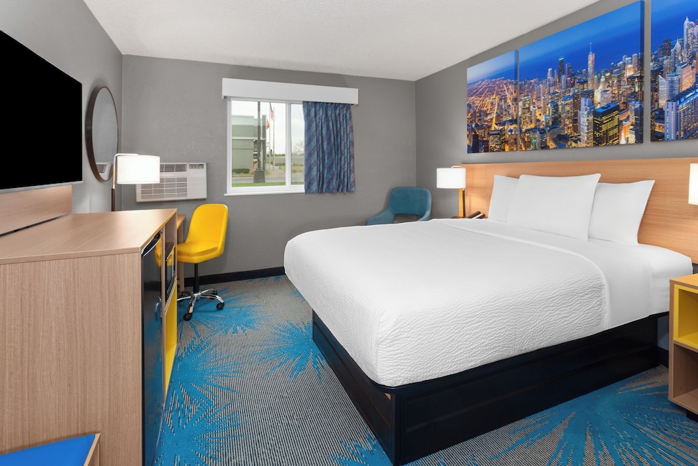 Room, Queen Bed, Accessible, Days Inn by Wyndham Waukegan 2/7
