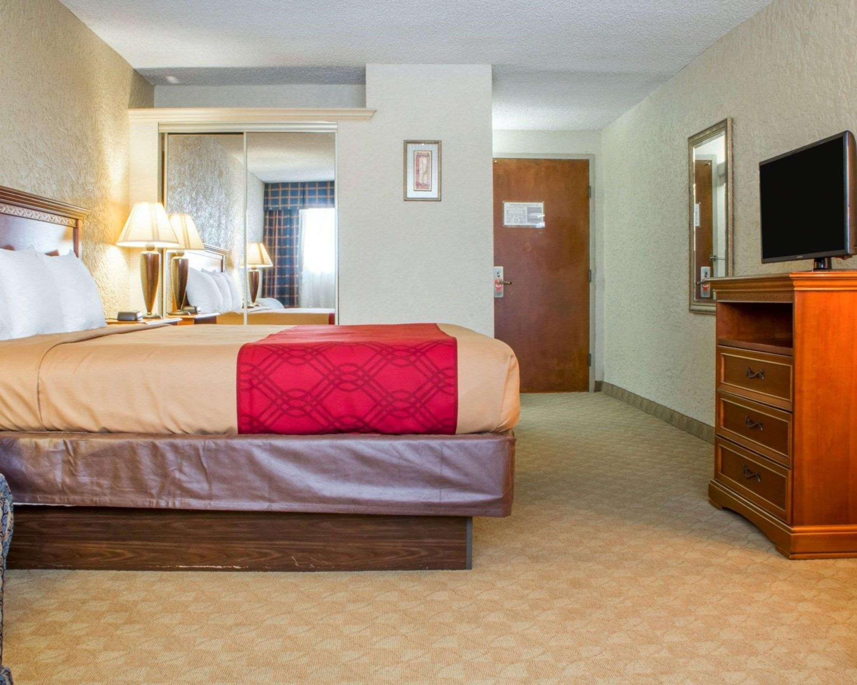 Room, King Bed, Econo Lodge Broken Arrow 2/3