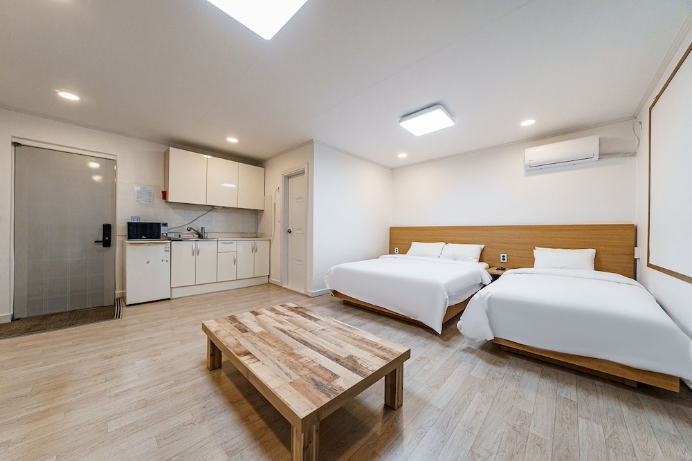 1 BEDROOM, FAMILY, TWIN BEDS