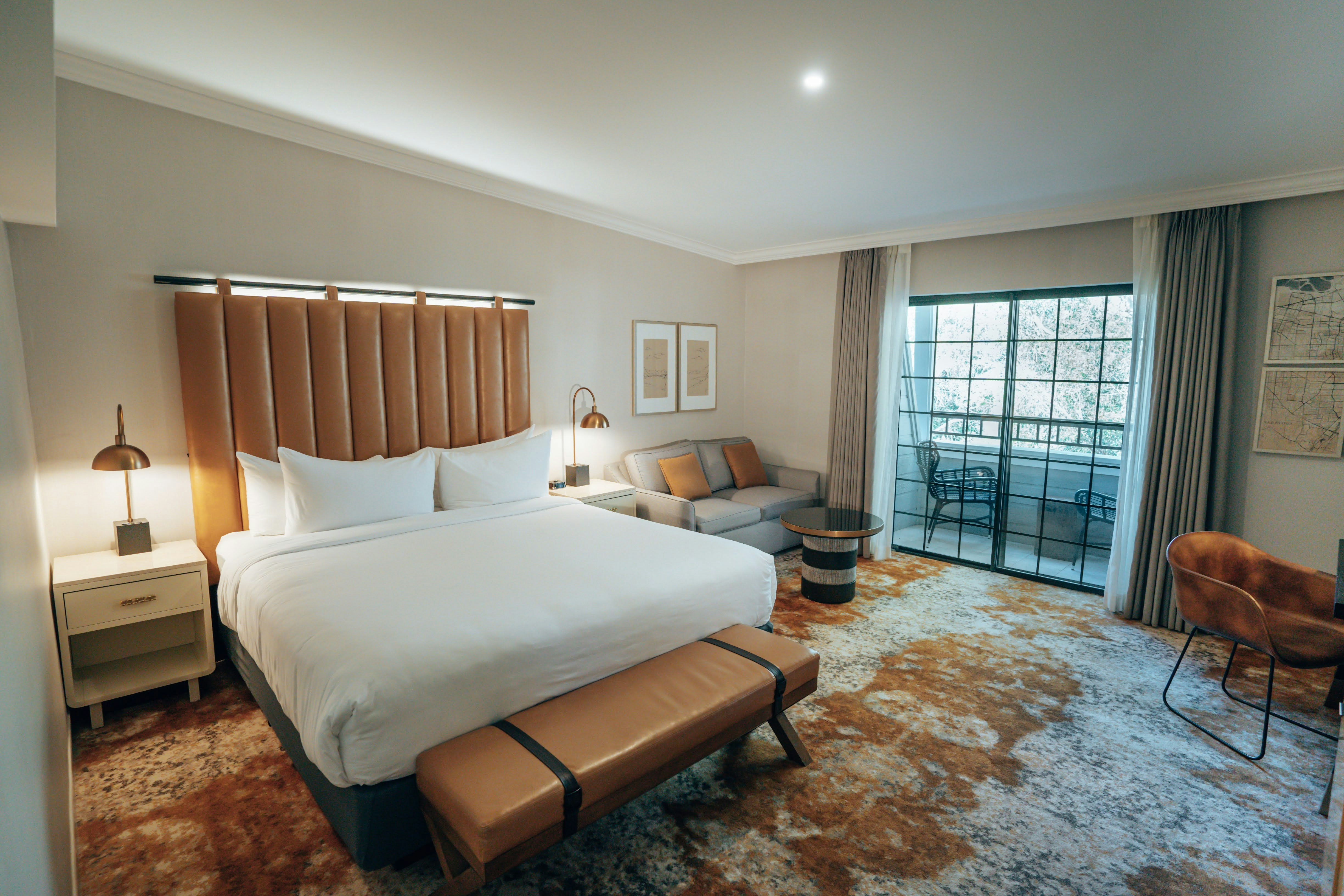 ROOM, KING BED, BALCONY