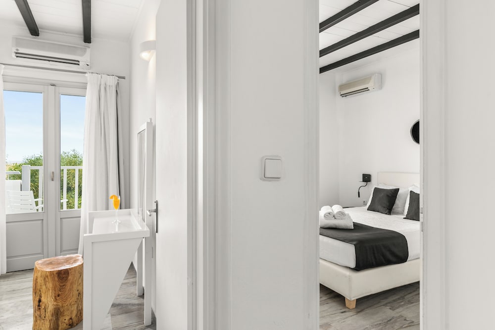 Mr Mrs White Paros 33/76