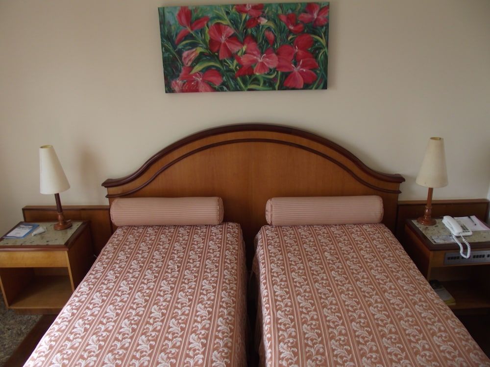 Colonial Plaza Hotel 15/68