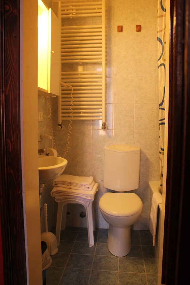 ROOM, TRIPLE