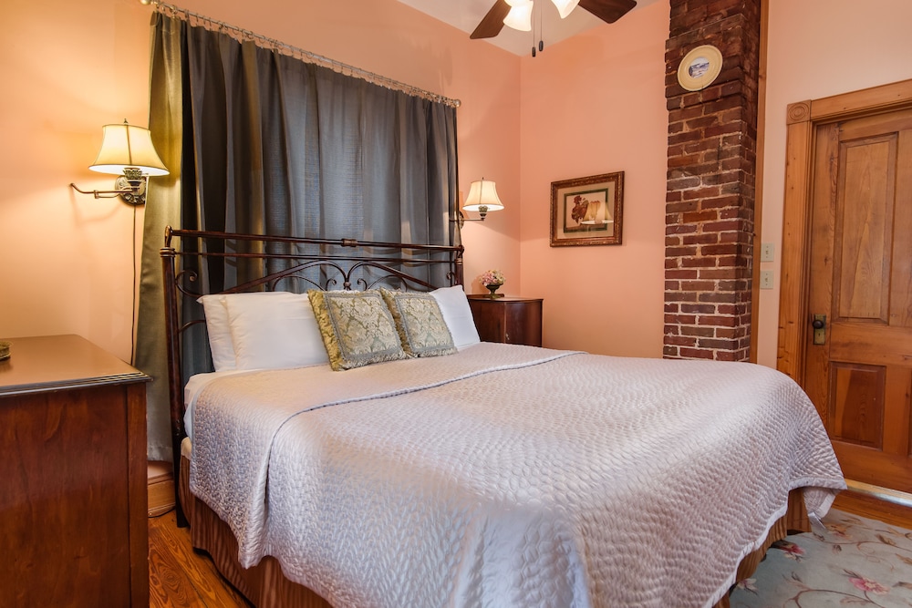 Victoria, Cottage, 1 King and 1 Single Beds, Pet Friendly