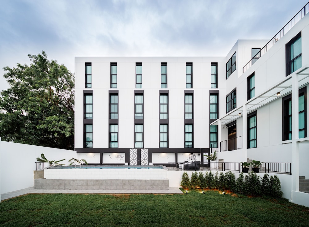 Blu Monkey Hub and Hotel Ranong 40/46