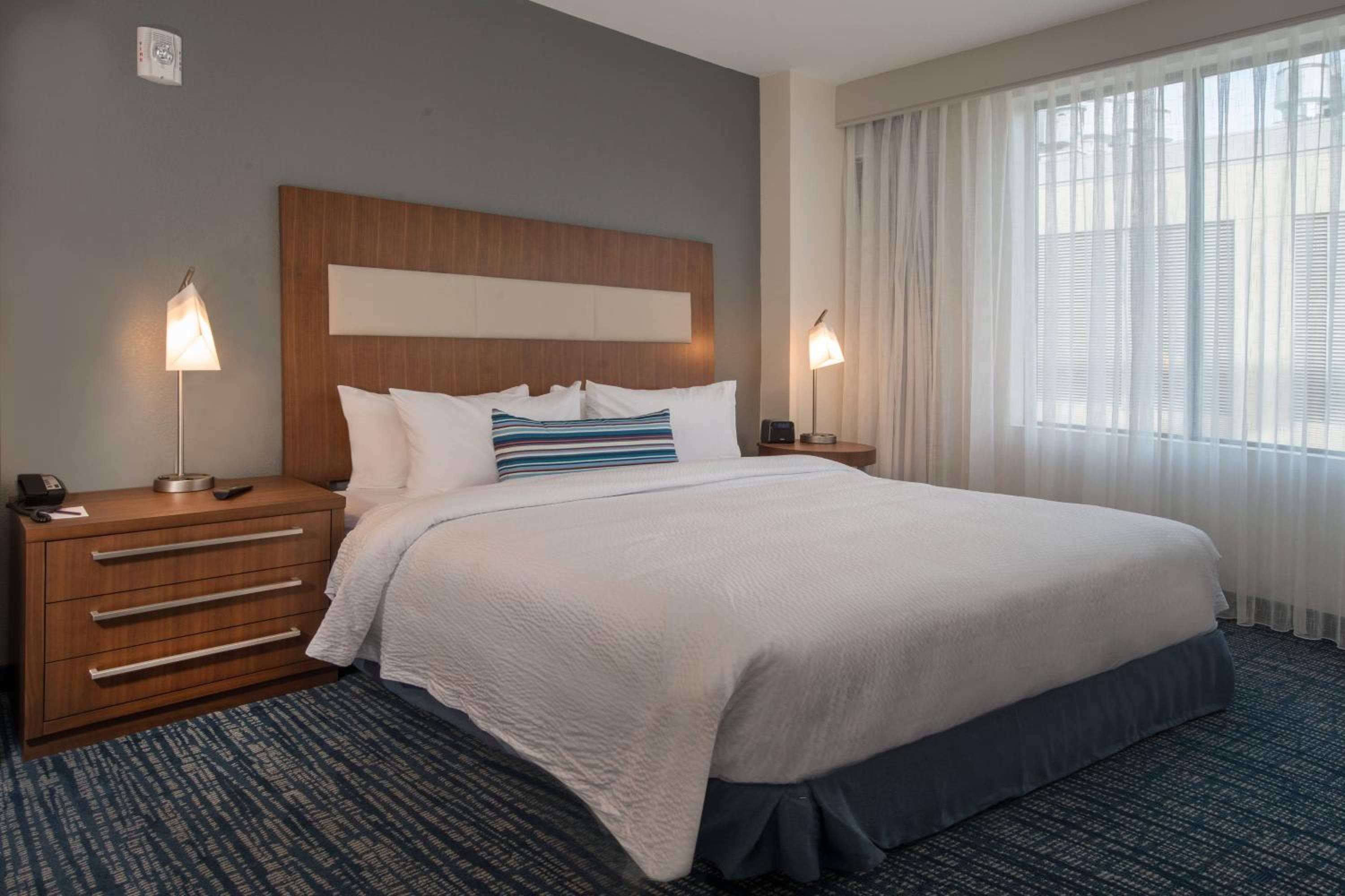 1 Bedroom, Suite, King Bed, Skyline View, Sofa, Corner