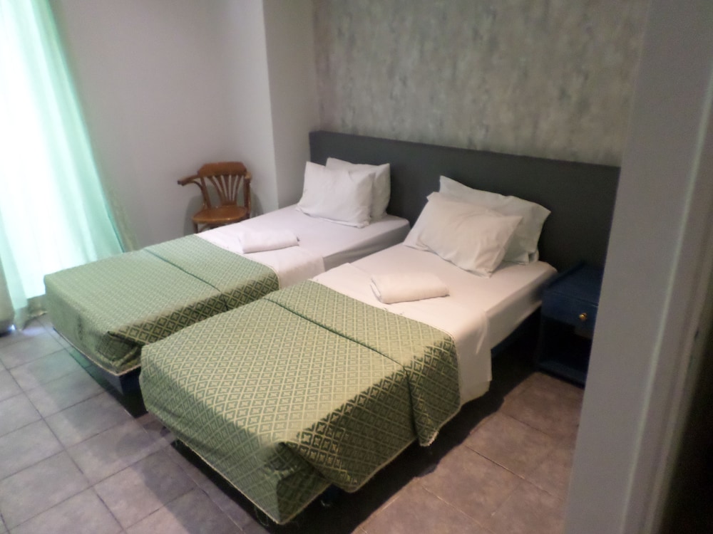 ROOM, SINGLE