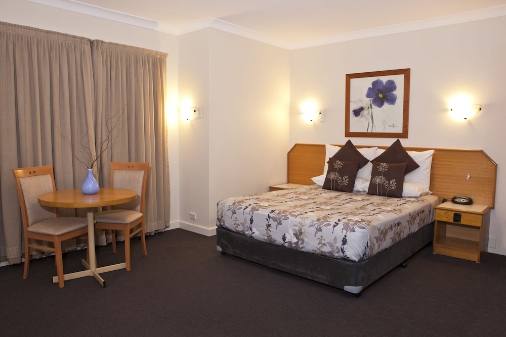 NARELLAN MOTOR INN 8/54